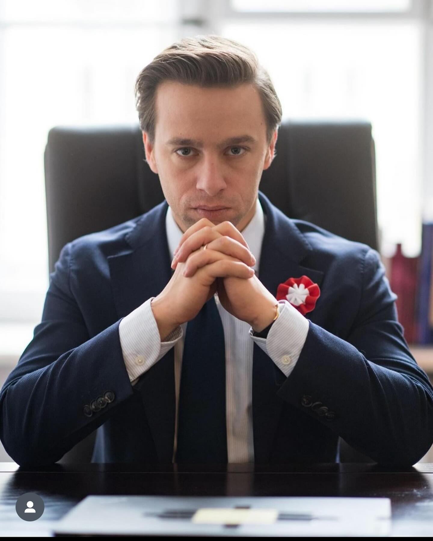 „Opinią publiczną wstrząsnęła kolejna nieistotna afera”