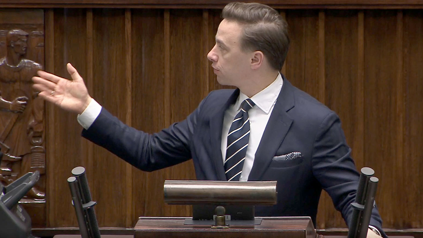 We have a crisis situation and "the Prime Minister should be here with us in the hall"