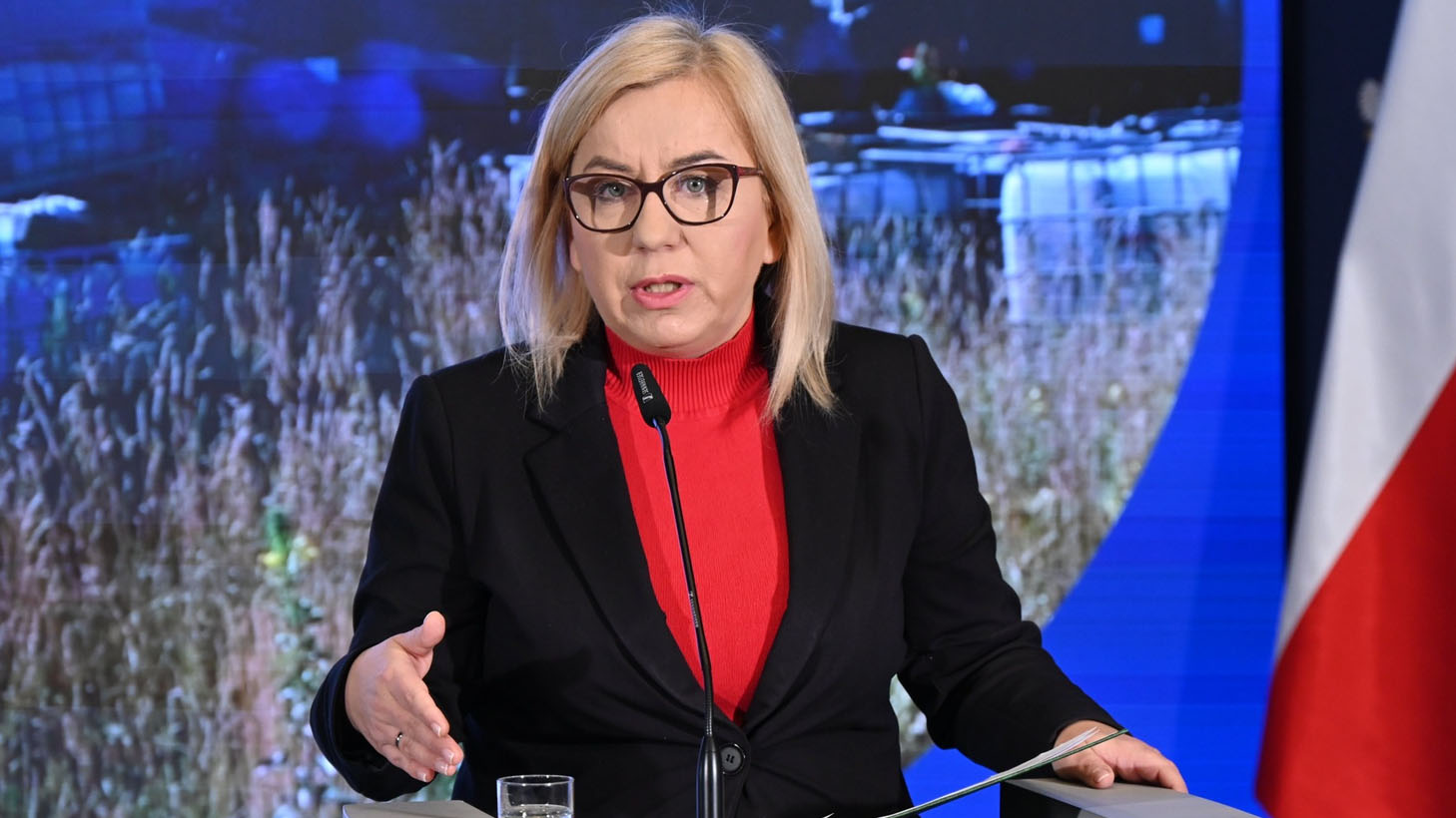 IMPORTANT! Minister Hennig-Kloska is manipulating data!