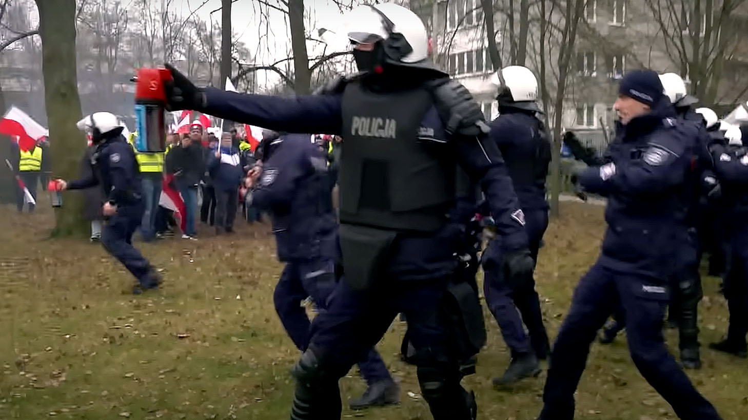 Gdy policjanci dostają rozkaz użycia środków przymusu bezpośredniego…