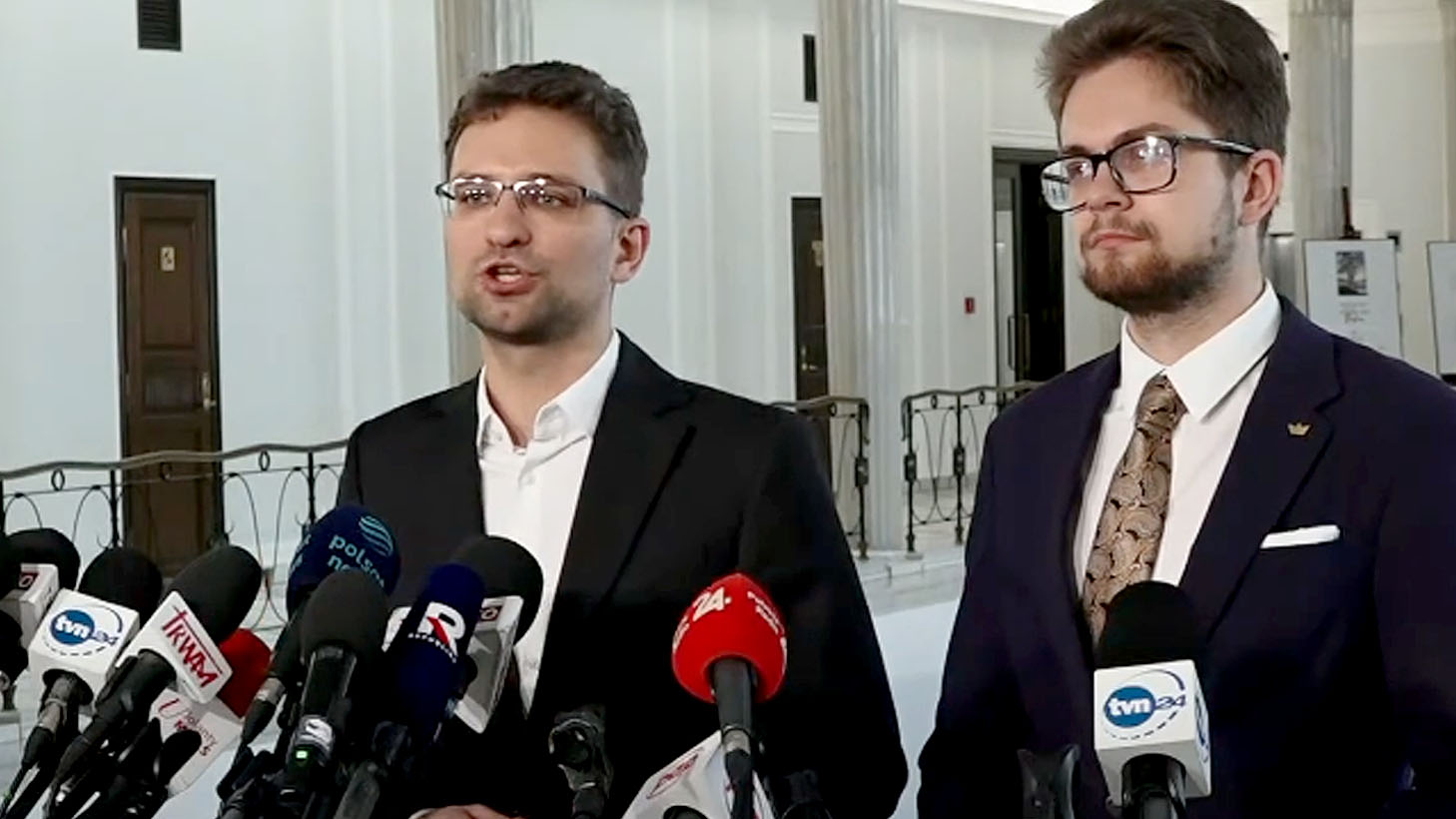 Lobbyści wiatrakowi wyrzuceni drzwiami wracają oknem!